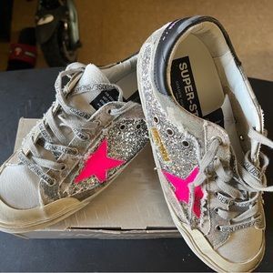 I’m selling a brand new pair of golden goose sneakers size 40/us9